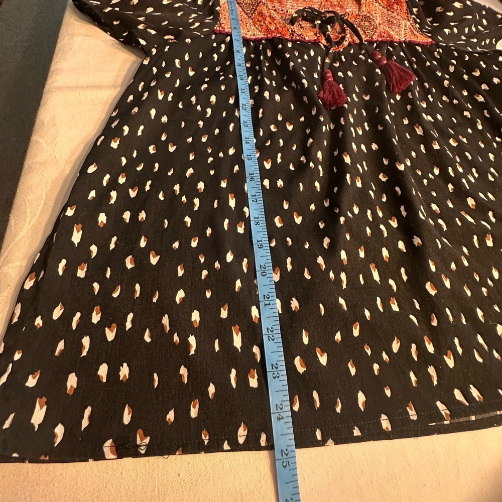 THML Short Sleeve Blouse Black W/White Spots & A Rust Rouched Accent Sz Large - Picture 7 of 8